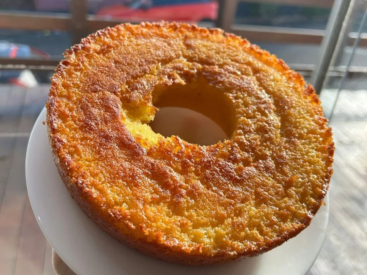 Bolo de Fubá Cremoso com Coco e Queijo