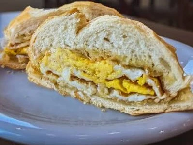 Pão francês com ovo
